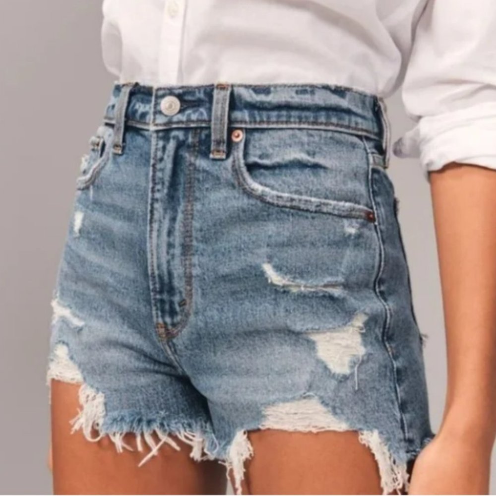 Abercrombie & Fitch High Rise Mom Short, Size 25/0, Distressed Light Wash Denim